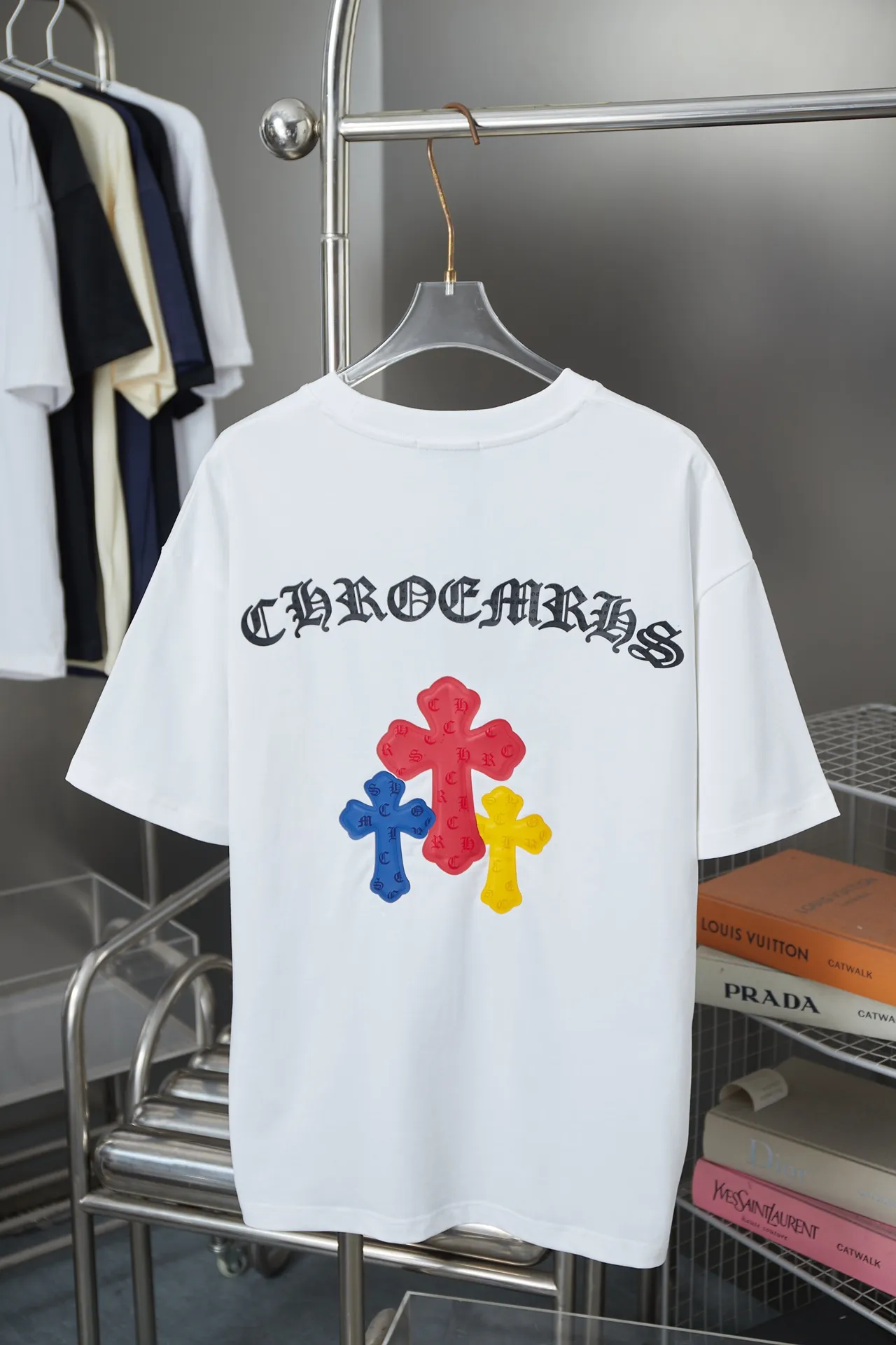 🅿️190 Ch*ome Hearte 25SS Early Spring New Style Crow Heart Sponge Printed Short Sleeves Light Luxury Essential Item for Men and Women’s Daily Commuting Correct Version Welcome to Compare Detailed Features · 320g 100% pure cotton double yarn jersey fabric · Custom dyed in the same vat with special thickened 32 pieces of double-strand 1X1 thread · 3D three-dimensional sponge thick version Crow Heart pattern print · Double needle stitching across seams · Original main mark, washed tag, brand moisture-proof paper packaging Color: black/white Size: S/M/L/XL